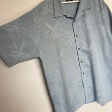 Charger l&#39;image dans la galerie, chemise-hawaienne-homme-en-soie-bleu-clair-motifs-palmiers
