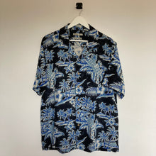 Charger l&#39;image dans la galerie, chemise-hawaienne-homme-en-soie-noire-et-bleue
