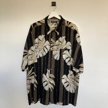 Charger l&#39;image dans la galerie,     chemise-hawaienne-homme-noire-et-blanche
