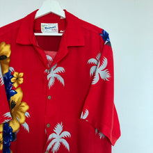 Charger l&#39;image dans la galerie, chemise-hawaienne-homme-rouge-motifs-fleurs
