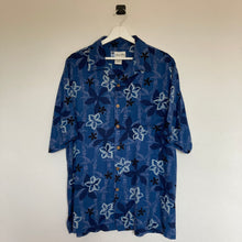 Charger l&#39;image dans la galerie, chemise-hawaienne-homme-vintage-en-soie-bleue
