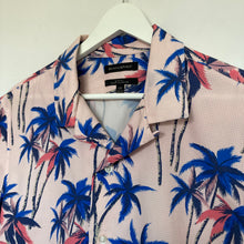Charger l&#39;image dans la galerie, chemise-hawaienne-rose-a-fleurs-homme
