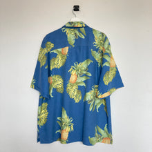 Charger l&#39;image dans la galerie, chemise-hawaienne-vintage-homme-en-soie-fleurs-et-ananas
