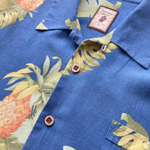 Charger l&#39;image dans la galerie, chemise-hawaienne-vintage-homme-en-soie-fleurs-et-ananas
