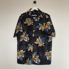 Charger l&#39;image dans la galerie, chemise-hawaienne-vintage-homme-motifs-fleurs-et-guitares

