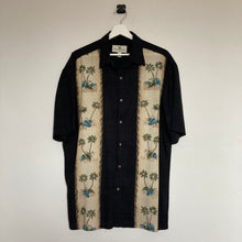 Charger l&#39;image dans la galerie,     chemise-hawaienne-vintage-homme-motifs-fleurs-et-palmiers

