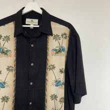Charger l&#39;image dans la galerie,     chemise-hawaienne-vintage-homme-motifs-fleurs-et-palmiers
