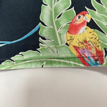 Charger l&#39;image dans la galerie,     chemise-hawaienne-vintage-made-in-usa-homme-motifs-fleurs-et-perroquets
