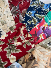 Charger l&#39;image dans la galerie, chemises hawaiennes colorées à fleurs et à motifs homme et femme
