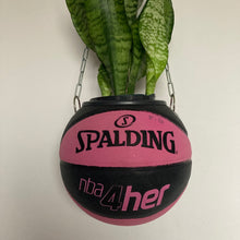 Charger l&#39;image dans la galerie, deco-ballon-de-basket-spalding-femme-rose-vase-plante-pot-de-fleur
