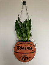 Charger l&#39;image dans la galerie, deco-ballon-de-basket-spalding-vase-plante-pot-de-fleur
