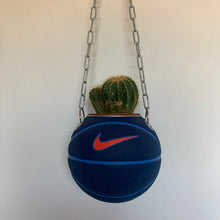 Charger l&#39;image dans la galerie, deco-basket-ballon-de-basketball-planter-nike
