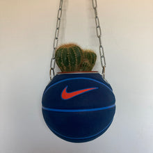 Charger l&#39;image dans la galerie, deco-basket-ballon-de-basketball-planter-nike
