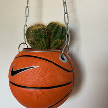Charger l&#39;image dans la galerie, deco-basket-vase-ballon-de-basketball-planter-nike
