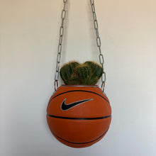 Charger l&#39;image dans la galerie, deco-basket-vase-ballon-de-basketball-planter-nike
