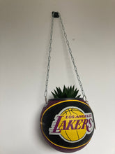Charger l&#39;image dans la galerie, deco-basketball-plante-ballon-de-basket-recycle-lakers-nba
