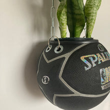 Charger l&#39;image dans la galerie, deco-basketball-plante-ballon-de-basket-recycle-spalding-nba
