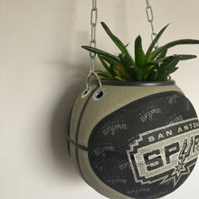 Charger l&#39;image dans la galerie, deco-basketball-plante-ballon-de-basket-recycle-spurs-nba
