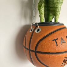 Charger l&#39;image dans la galerie, deco-basketball-vintage-plante-ballon-de-basket-recycle-tarmak
