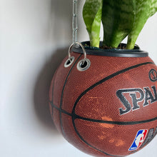 Charger l&#39;image dans la galerie, deco-plante-ballon-de-basketball-spalding-pot-fe-fleurs-vase

