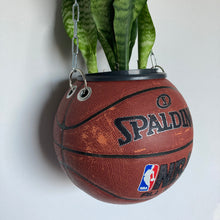 Charger l&#39;image dans la galerie, deco-plante-ballon-de-basketball-spalding-pot-fe-fleurs-vase
