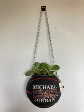Charger l&#39;image dans la galerie, decoration-ballon-de-basket--vintage-transforme-en-pot-de-fleurs-michael-jordan
