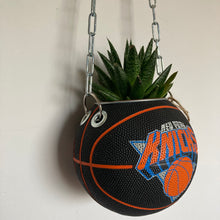 Charger l&#39;image dans la galerie,     decoration-ballon-de-basket--vintage-transforme-en-pot-de-fleurs-new-york-knicks
