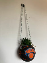 Charger l&#39;image dans la galerie,     decoration-ballon-de-basket--vintage-transforme-en-pot-de-fleurs-new-york-knicks
