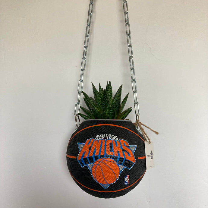     decoration-ballon-de-basket--vintage-transforme-en-pot-de-fleurs-new-york-knicks