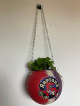 Charger l&#39;image dans la galerie, decoration-ballon-de-basket--vintage-transforme-en-pot-de-fleurs-raptors
