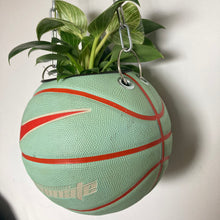 Charger l&#39;image dans la galerie, decoration-ballon-de-basket-nikementhe-transforme-en-pot-de-fleur-basketball-planter-turtlefrip
