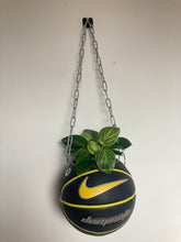 Charger l&#39;image dans la galerie,    decoration-ballon-de-basket-nike-noir-et-jaune-transforme-en-pot-de-fleur-basketball-planter
