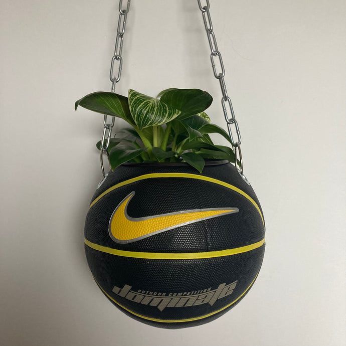    decoration-ballon-de-basket-nike-noir-et-jaune-transforme-en-pot-de-fleur-basketball-planter