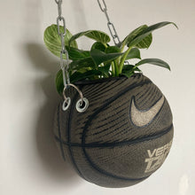 Charger l&#39;image dans la galerie, decoration-ballon-de-basket-transforme-en-pot-de-fleur-nike-basketball-planter
