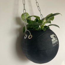 Charger l&#39;image dans la galerie, decoration-ballon-de-basket-noir-transforme-en-pot-de-fleur-starter-basketball-planter
