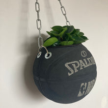 Charger l&#39;image dans la galerie, decoration-ballon-de-basket-spalding-noir-transforme-en-pot-de-fleur-basketball-planter
