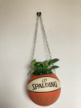 Charger l&#39;image dans la galerie, decoration-ballon-de-basket-spalding-tf-150-transforme-en-pot-de-fleur-basketball-planter
