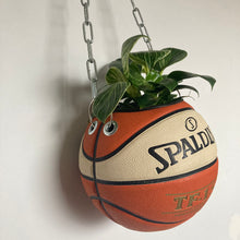 Charger l&#39;image dans la galerie, decoration-ballon-de-basket-spalding-tf-150-transforme-en-pot-de-fleur-basketball-planter
