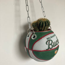 Charger l&#39;image dans la galerie, decoration-ballon-de-basket-transforme-en-pot-de-fleur-bucks-basketball-planter
