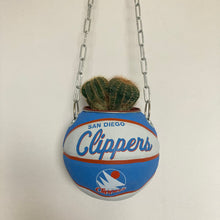Charger l&#39;image dans la galerie, decoration-ballon-de-basket-transforme-en-pot-de-fleur-clippers-basketball-planter
