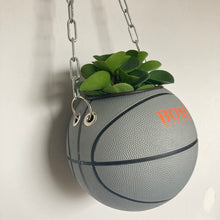 Charger l&#39;image dans la galerie, decoration-ballon-de-basket-transforme-en-pot-de-fleur-hugo-boss-basketball-planter
