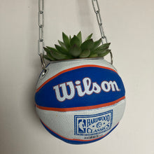 Charger l&#39;image dans la galerie, decoration-ballon-de-basket-transforme-en-pot-de-fleur-knicks-basketball-planter
