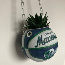 Charger l&#39;image dans la galerie, decoration-ballon-de-basket-transforme-en-pot-de-fleur-mavericks-basketball-planter
