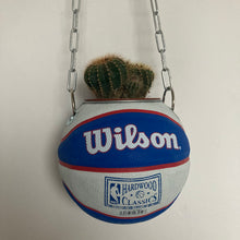 Charger l&#39;image dans la galerie, decoration-ballon-de-basket-transforme-en-pot-de-fleur-nets-basketball-planter
