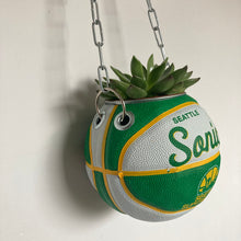 Charger l&#39;image dans la galerie, decoration-ballon-de-basket-transforme-en-pot-de-fleur-sonics-basketball-planter
