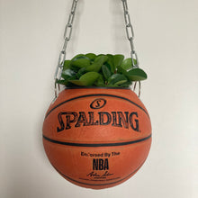 Charger l&#39;image dans la galerie, decoration-ballon-de-basket-transforme-en-pot-de-fleur-spalding-basketball-planter
