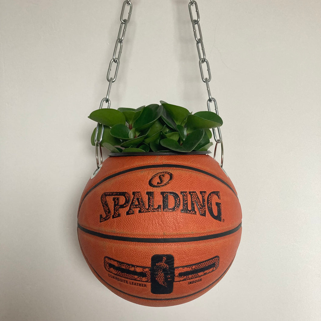 decoration-ballon-de-basket-transforme-en-pot-de-fleur-spalding-basketball-planter