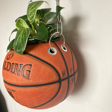 Charger l&#39;image dans la galerie, decoration-ballon-de-basket-transforme-en-pot-de-fleur-spalding-basketball-planter

