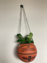 Charger l&#39;image dans la galerie, decoration-ballon-de-basket-transforme-en-pot-de-fleur-spalding-basketball-planter
