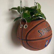 Charger l&#39;image dans la galerie, decoration-ballon-de-basket-transforme-en-pot-de-fleur-spalding-nba-basketball-planter
